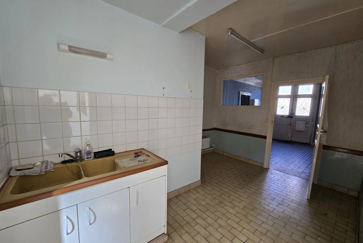 Maison à Marcon avec cour, grange et jardin – 3 chambres, 56 000 EUR 