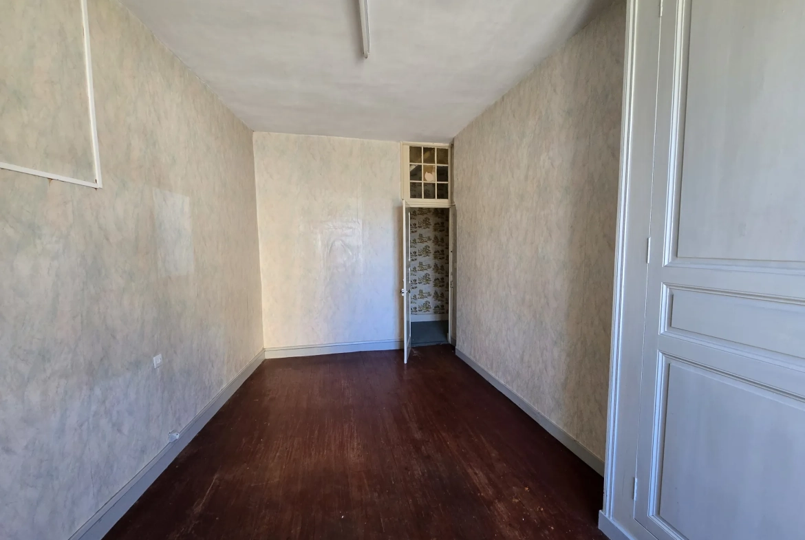 Maison à Marcon avec cour, grange et jardin – 3 chambres, 56 000 EUR 