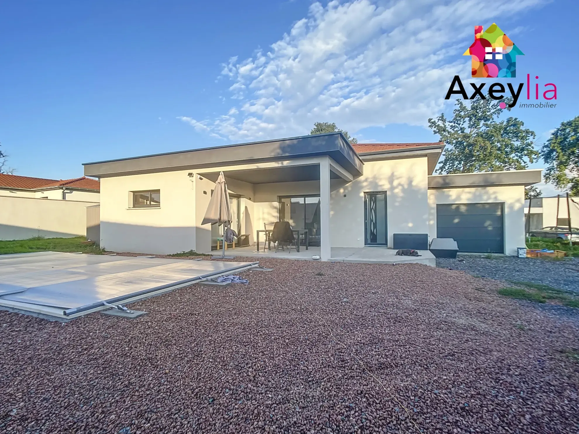 Maison récente avec piscine et terrasse à Vougy - 3 chambres - 950 m² 