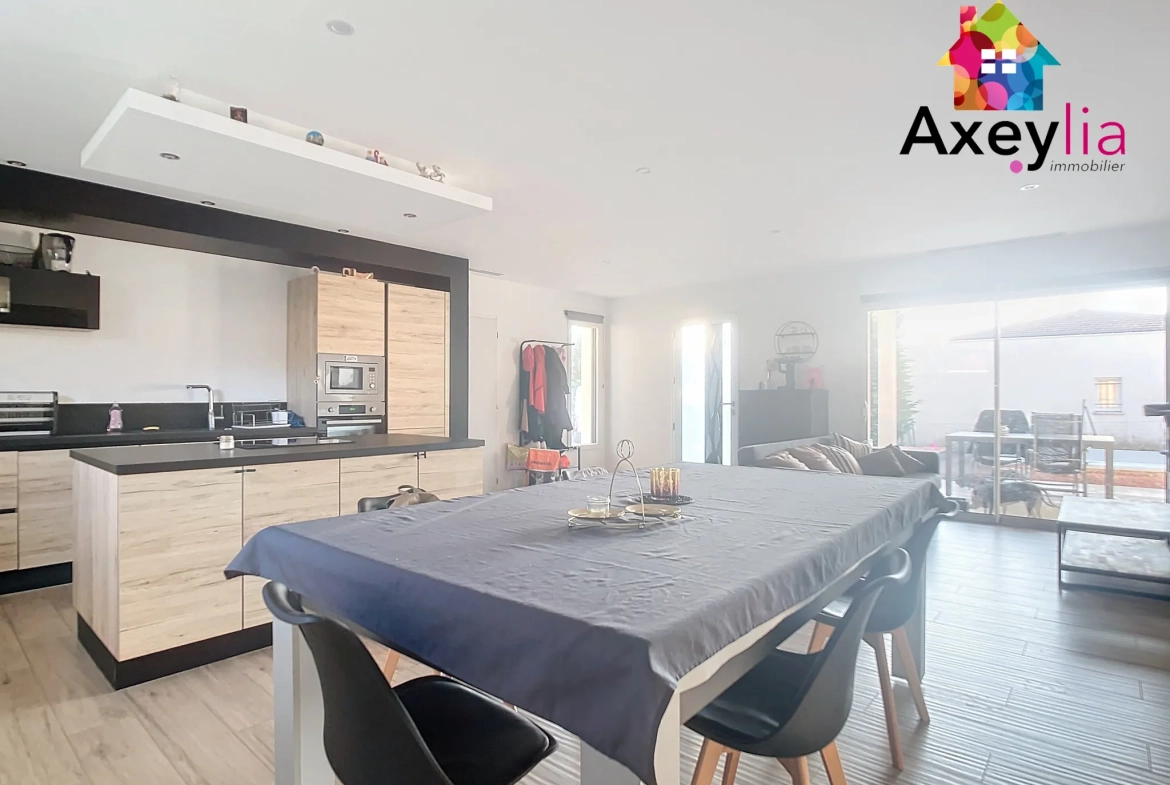 Maison récente avec piscine et terrasse à Vougy - 3 chambres - 950 m² 