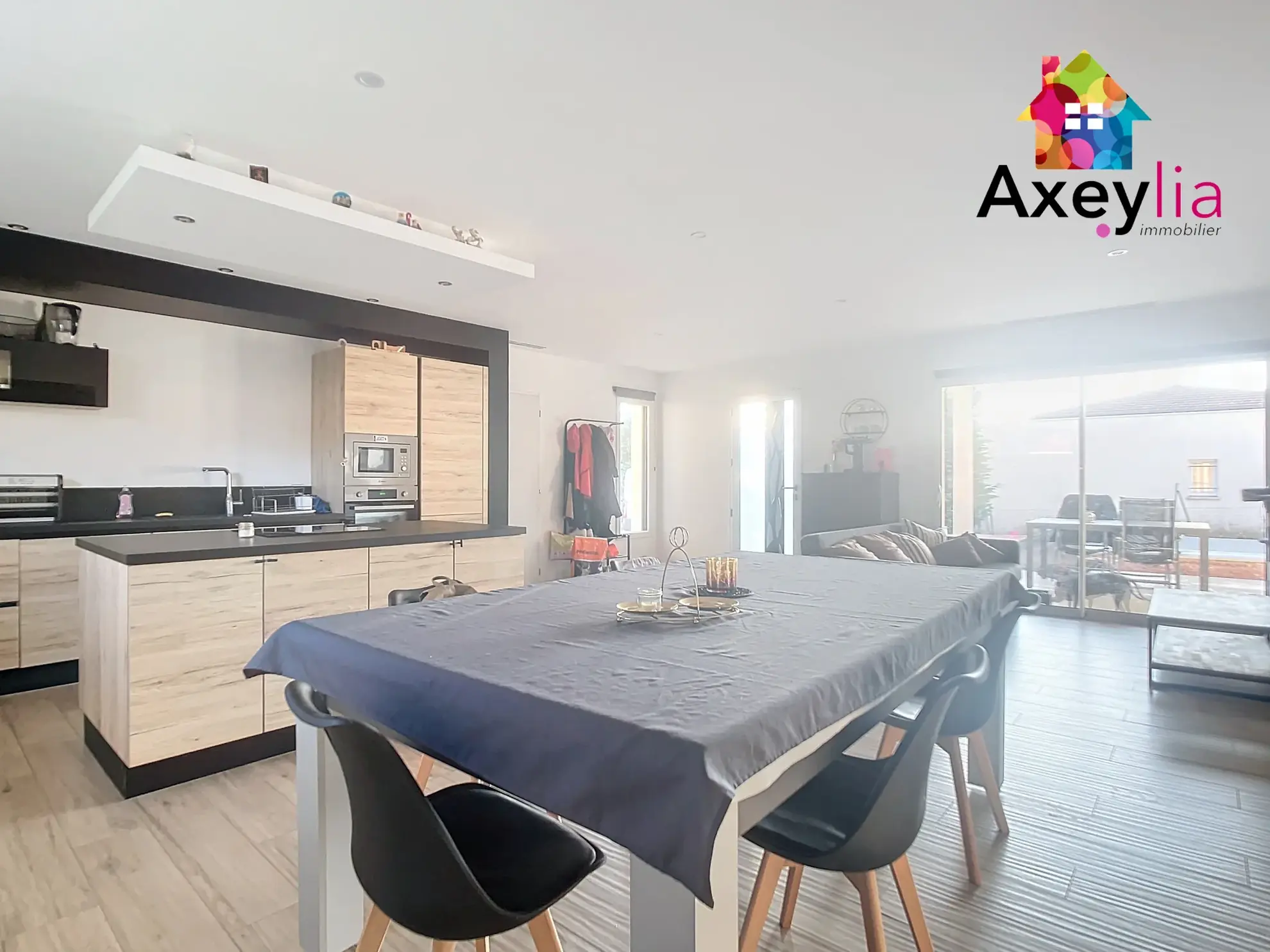 Maison récente avec piscine et terrasse à Vougy - 3 chambres - 950 m² 