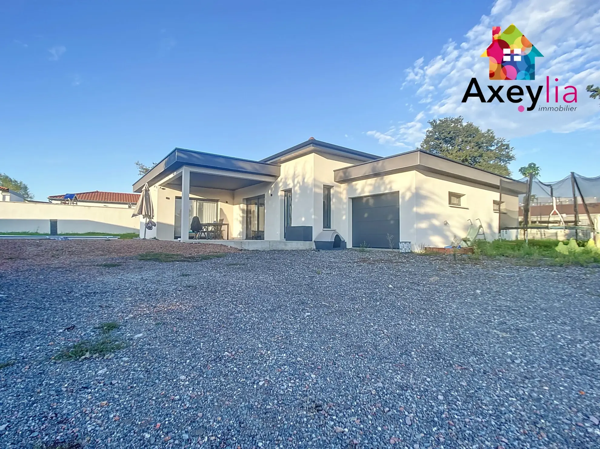 Maison récente avec piscine et terrasse à Vougy - 3 chambres - 950 m² 