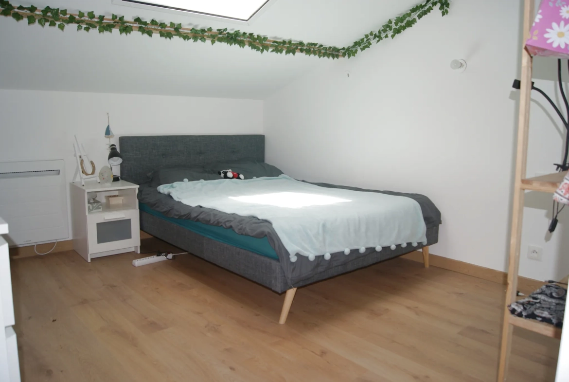 Maison T5 rénovée à Éparres proche de Bourgoin avec terrasse et parking sécurisé 