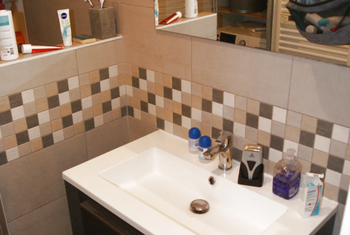 Maison T5 rénovée à Éparres proche de Bourgoin avec terrasse et parking sécurisé 