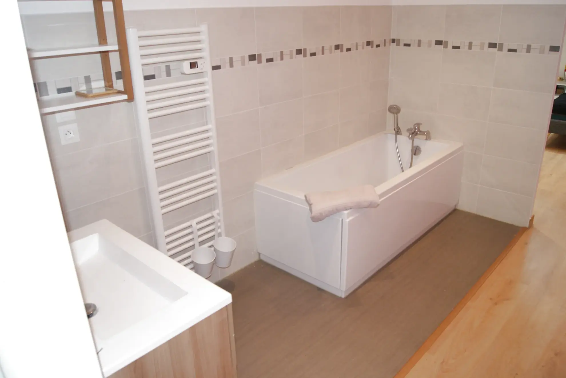 Maison T5 rénovée à Éparres proche de Bourgoin avec terrasse et parking sécurisé 