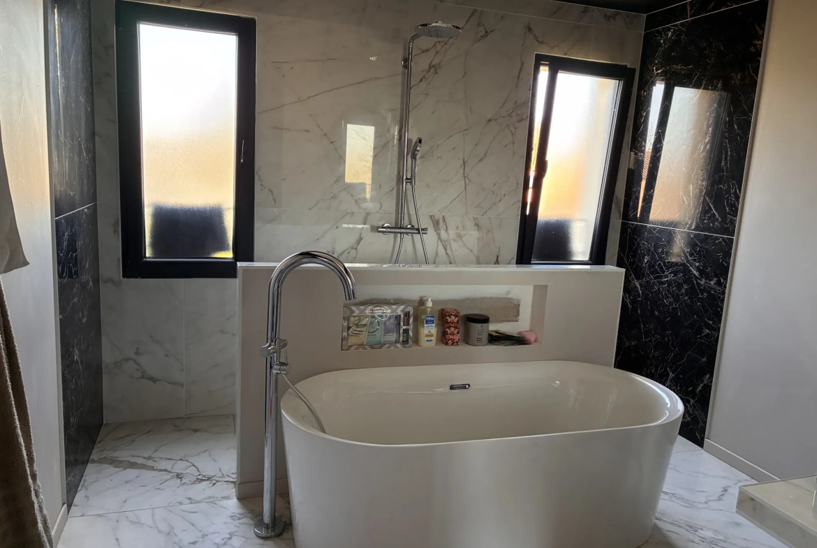 Beau pavillon récent avec piscine, garage et vue dégagée à Auge 