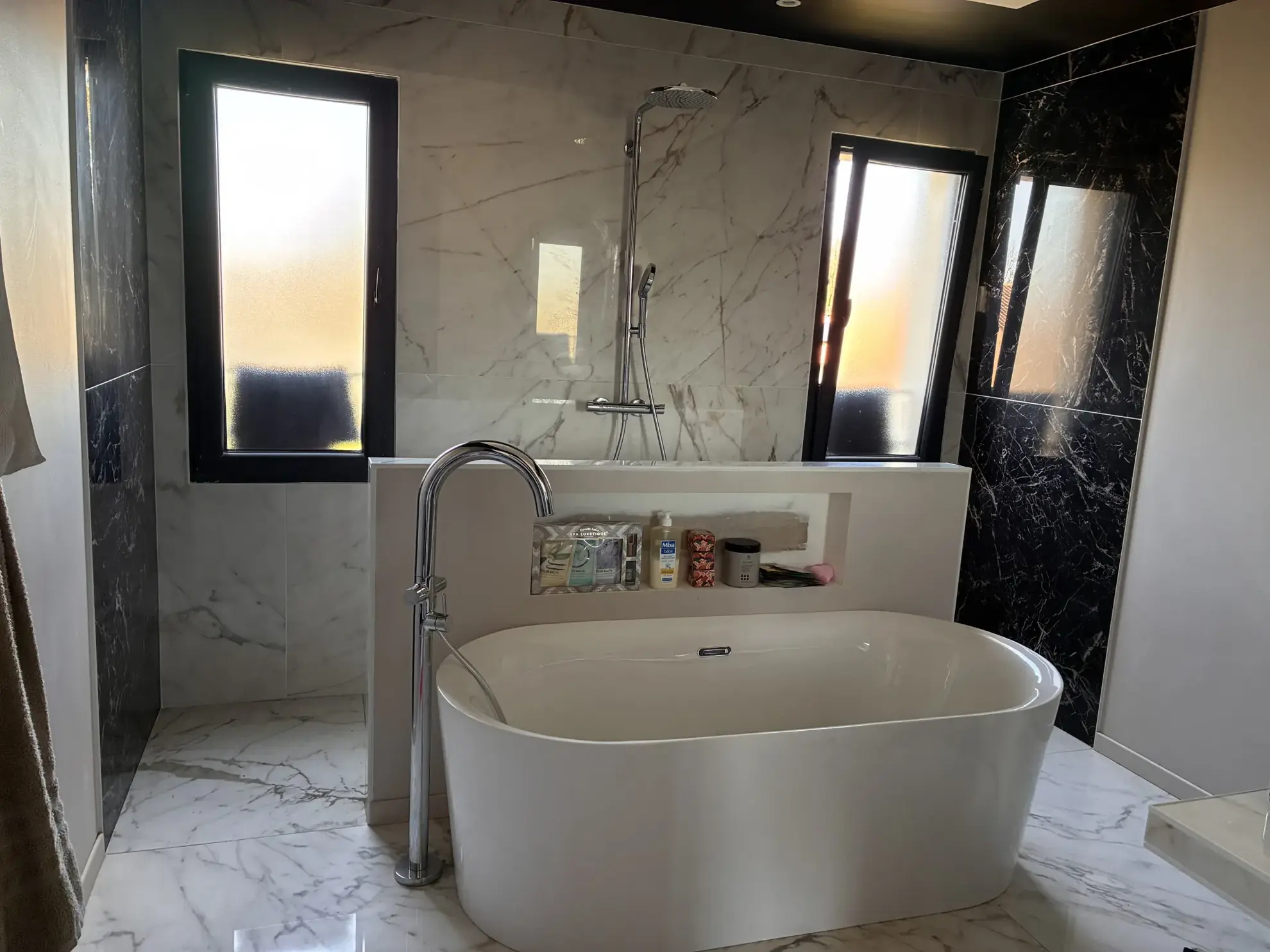 Beau pavillon récent avec piscine, garage et vue dégagée à Auge 