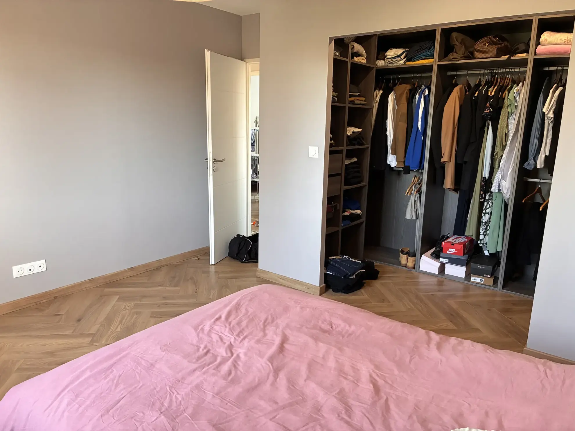 Beau pavillon récent avec piscine, garage et vue dégagée à Auge 