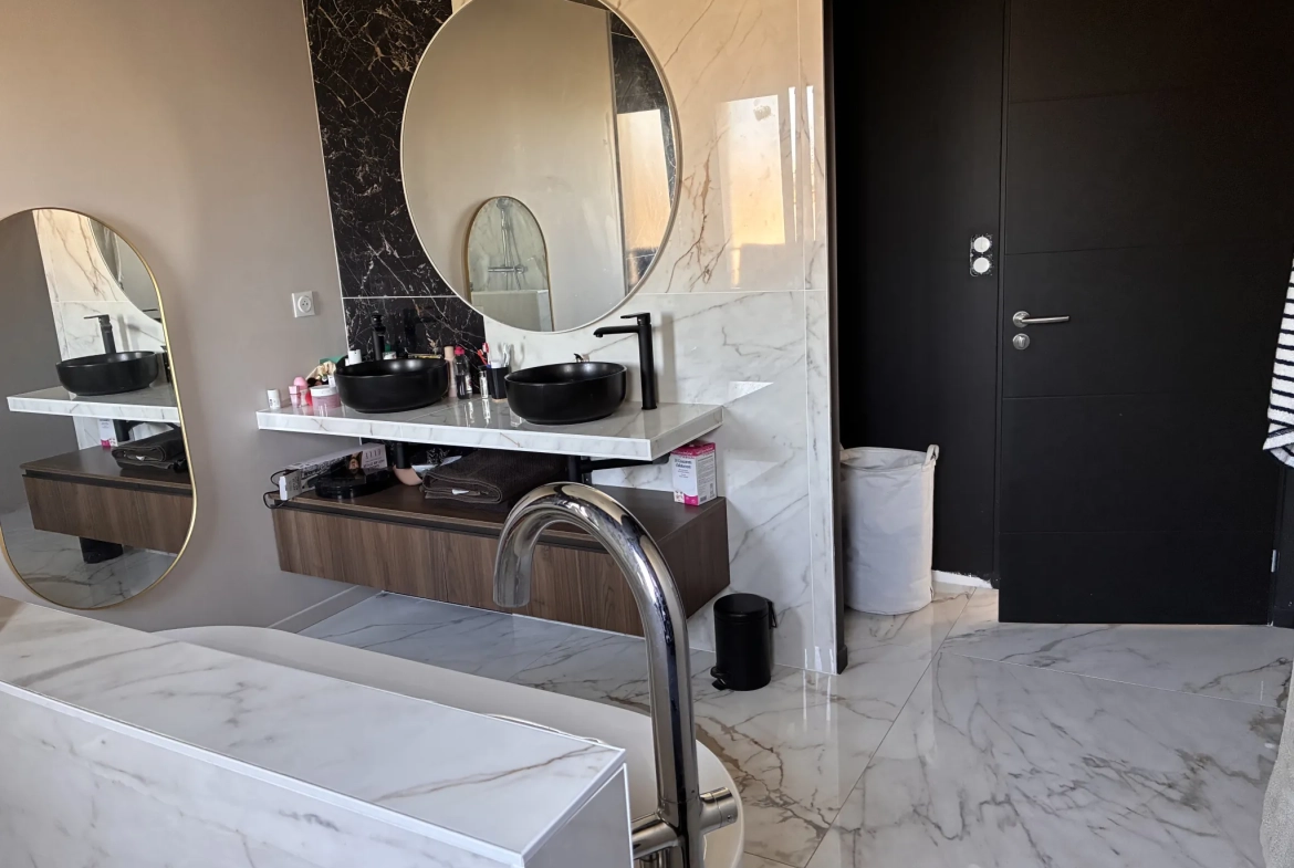 Beau pavillon récent avec piscine, garage et vue dégagée à Auge 