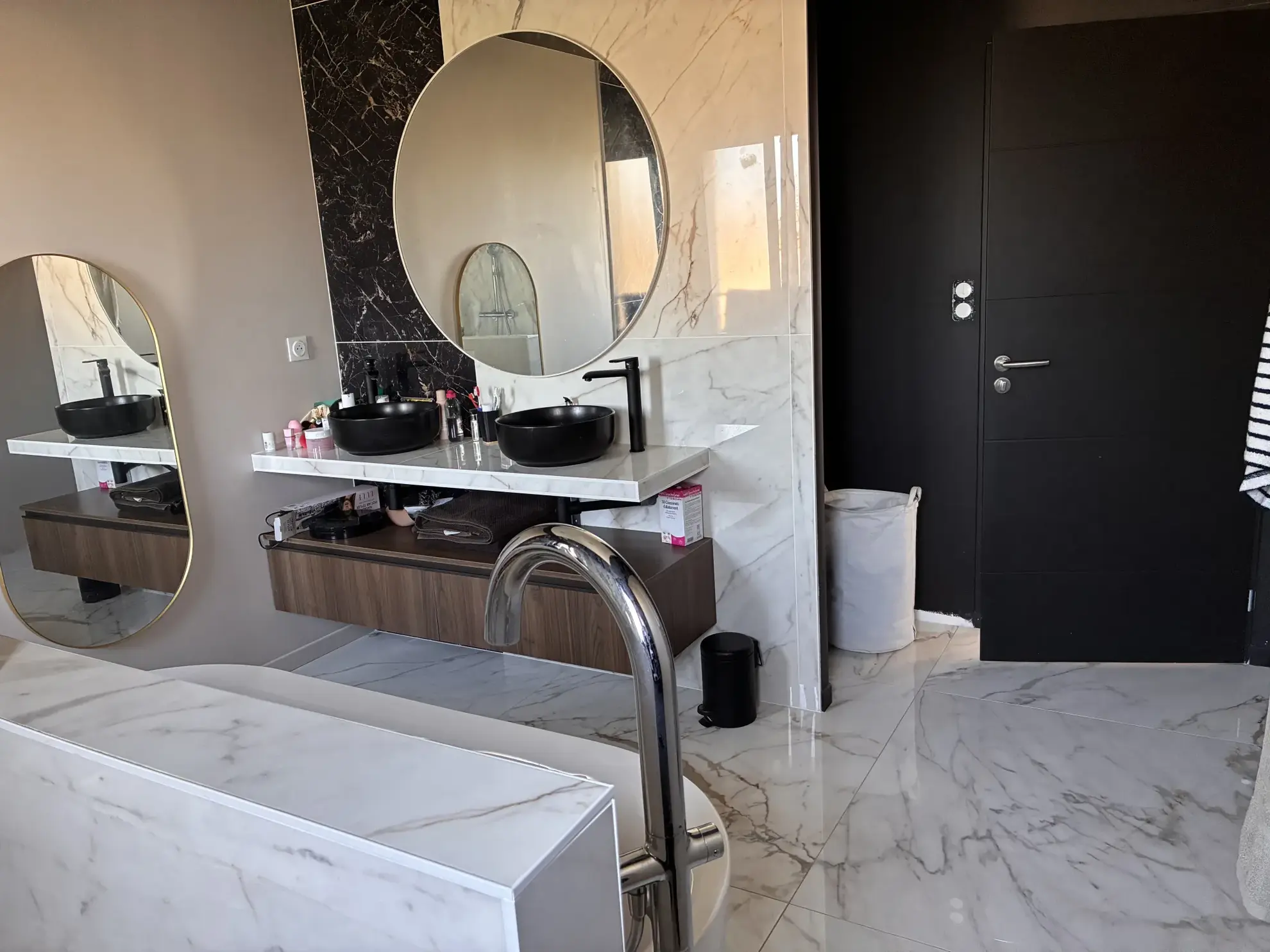 Beau pavillon récent avec piscine, garage et vue dégagée à Auge 