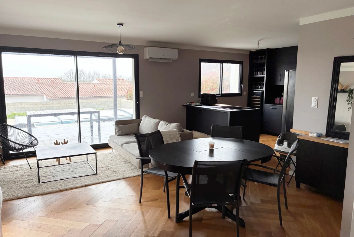 Beau pavillon récent avec piscine, garage et vue dégagée à Auge 