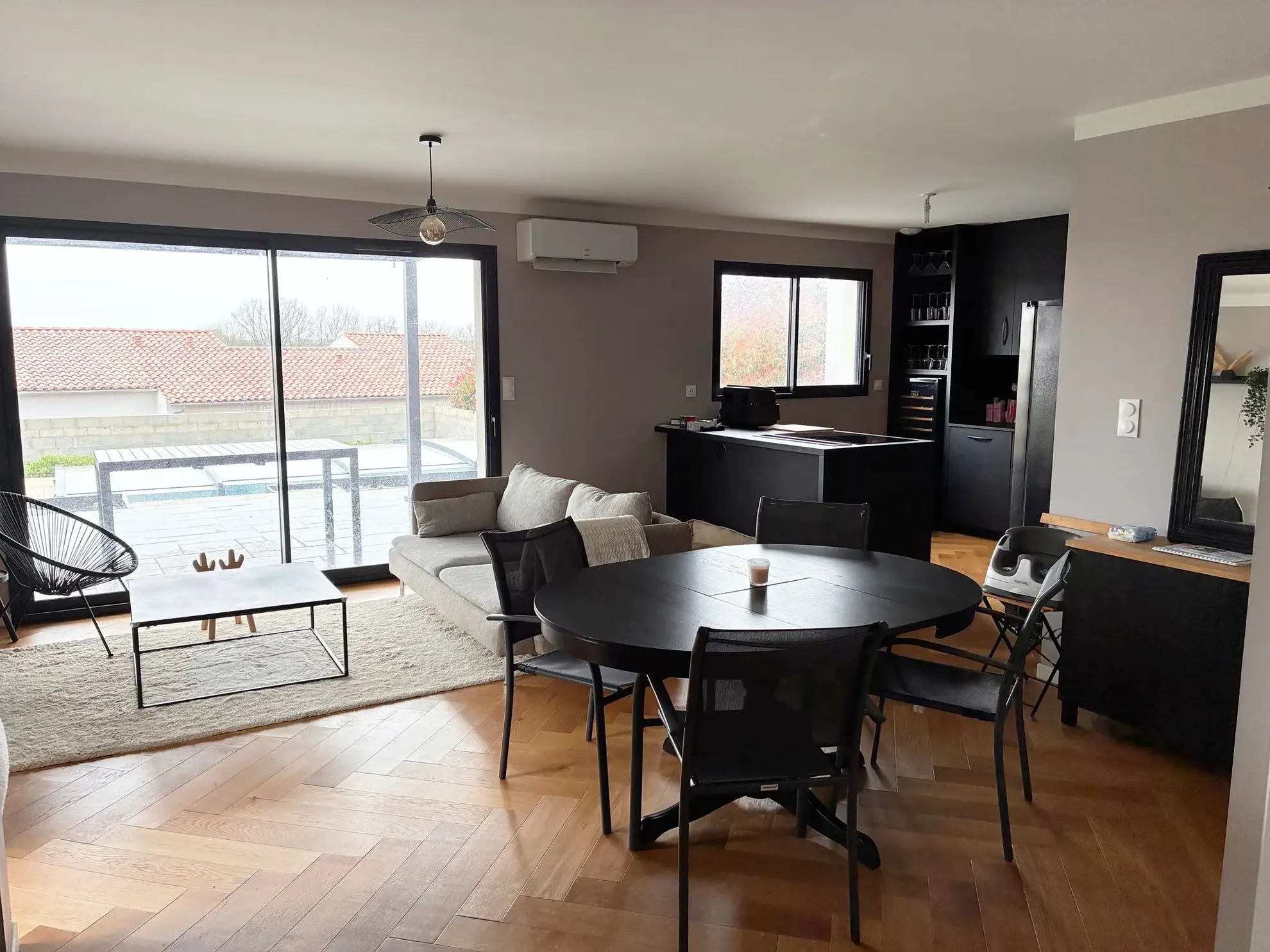 Beau pavillon récent avec piscine, garage et vue dégagée à Auge 