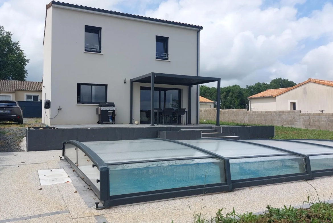 Beau pavillon récent avec piscine, garage et vue dégagée à Auge 