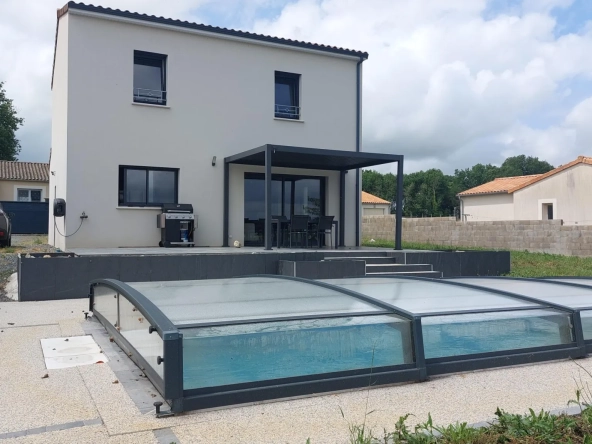Beau pavillon récent avec piscine, garage et vue dégagée à Auge