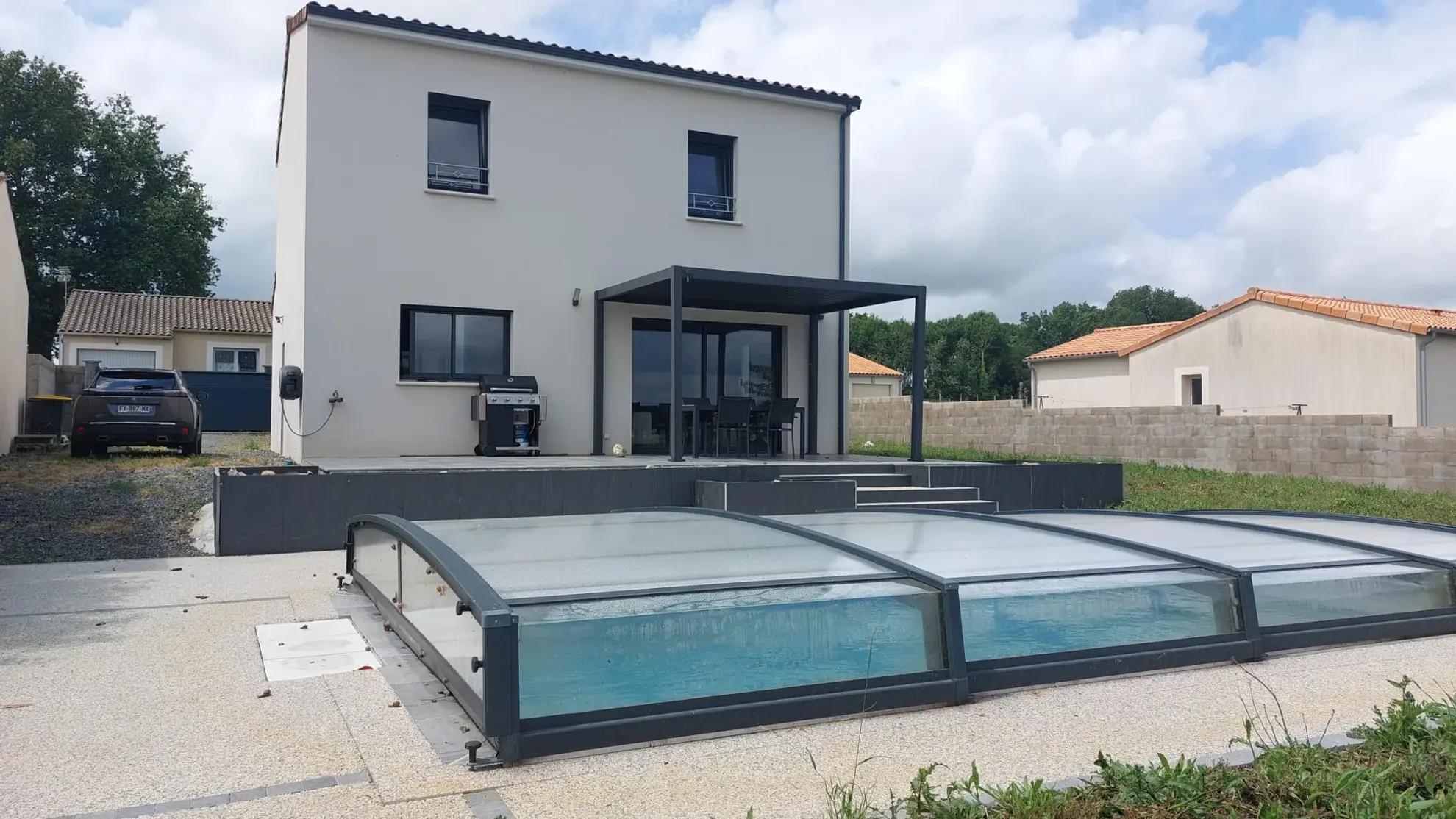Beau pavillon récent avec piscine, garage et vue dégagée à Auge 