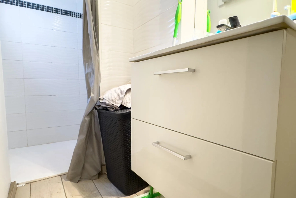 Deux appartements à vendre à Privas : 36 et 63 m² dans une copropriété calme 