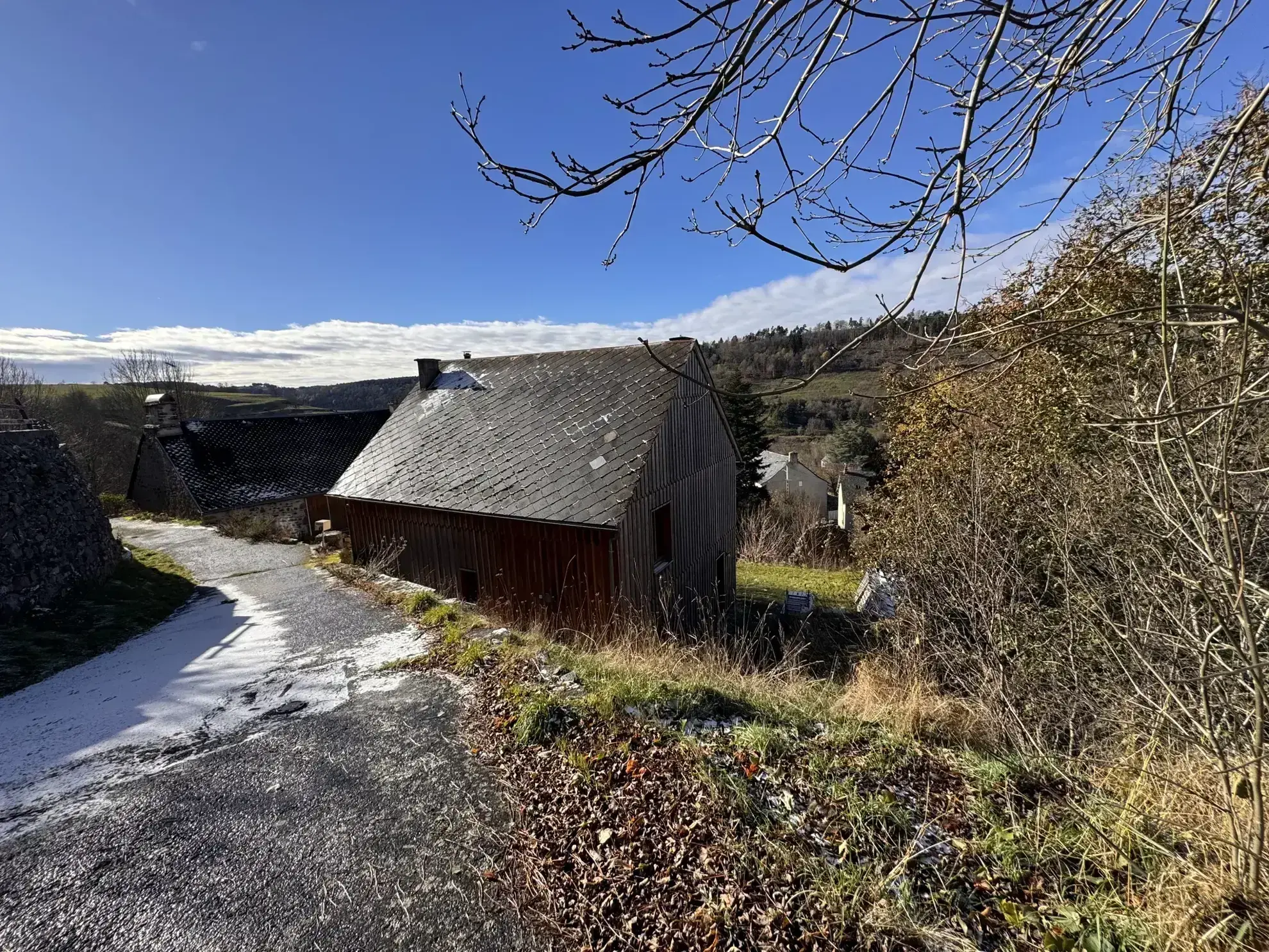 Maison à vendre à Allanche avec vue dégagée, terrain et potentiel d'aménagement 