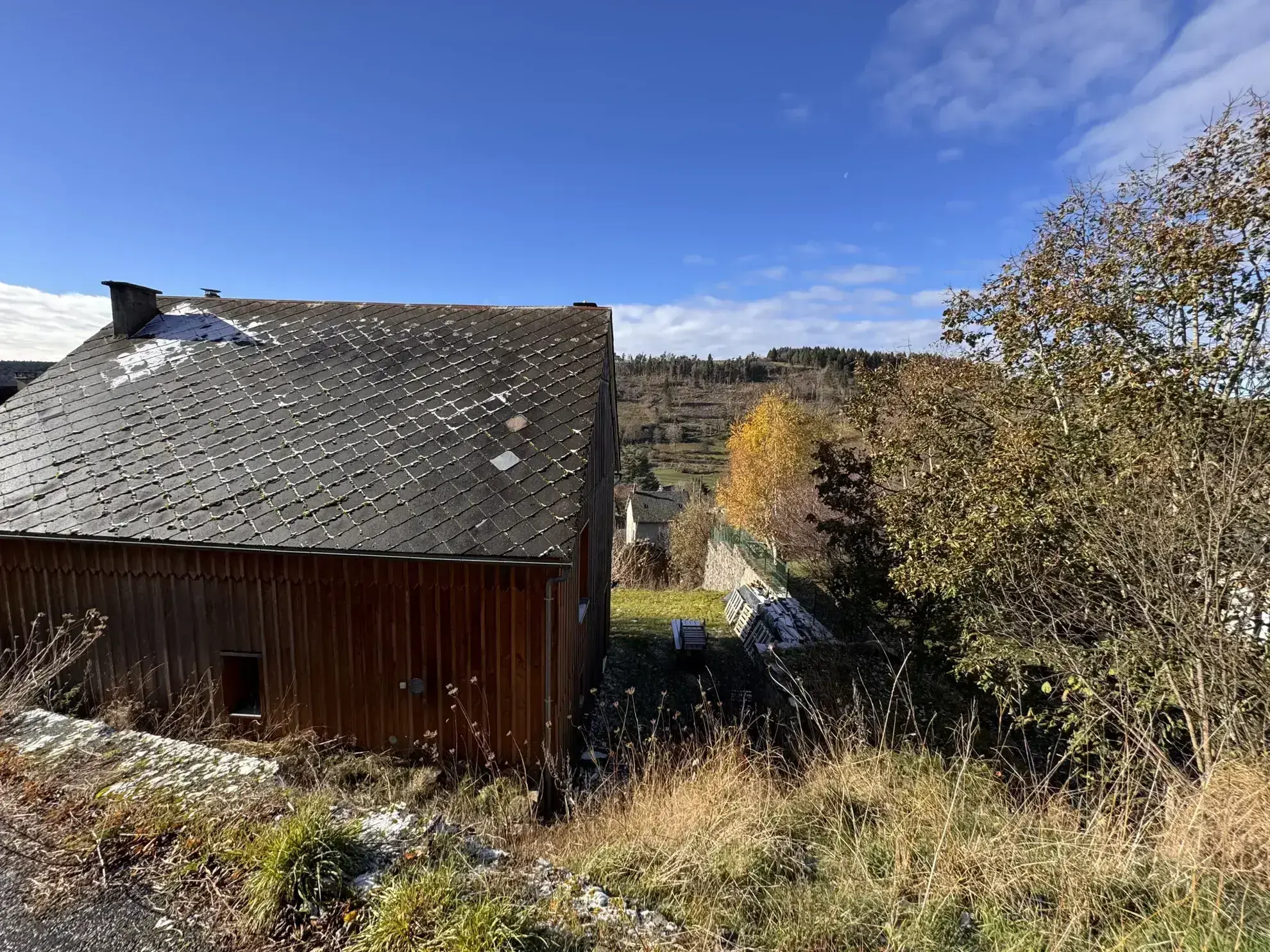 Maison à vendre à Allanche avec vue dégagée, terrain et potentiel d'aménagement 