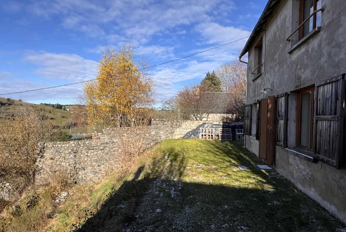 Maison à vendre à Allanche avec vue dégagée, terrain et potentiel d'aménagement 
