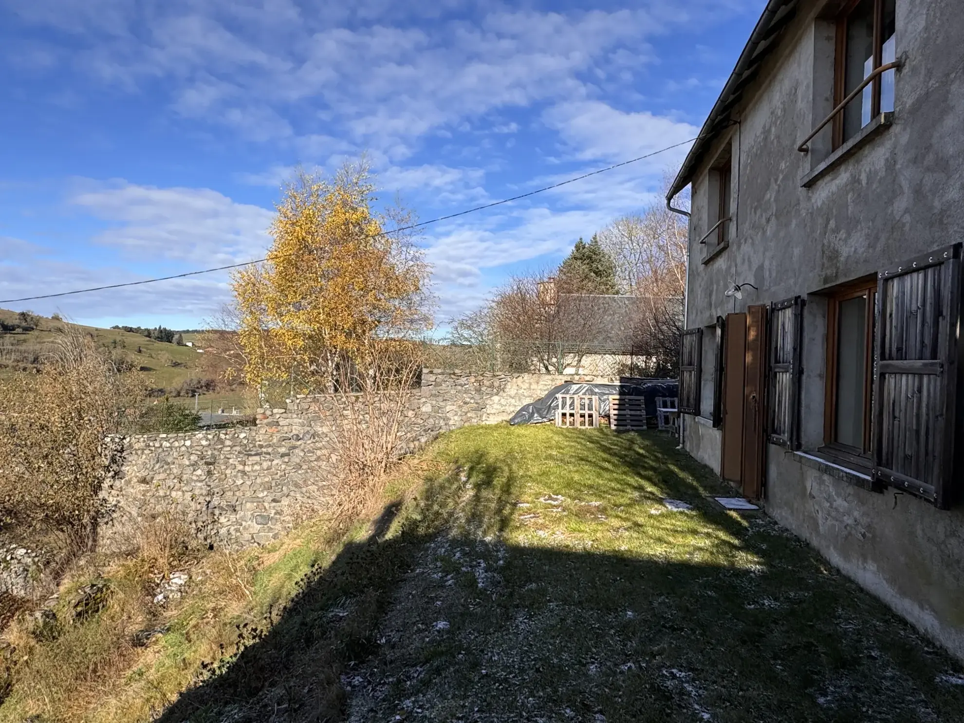 Maison à vendre à Allanche avec vue dégagée, terrain et potentiel d'aménagement 