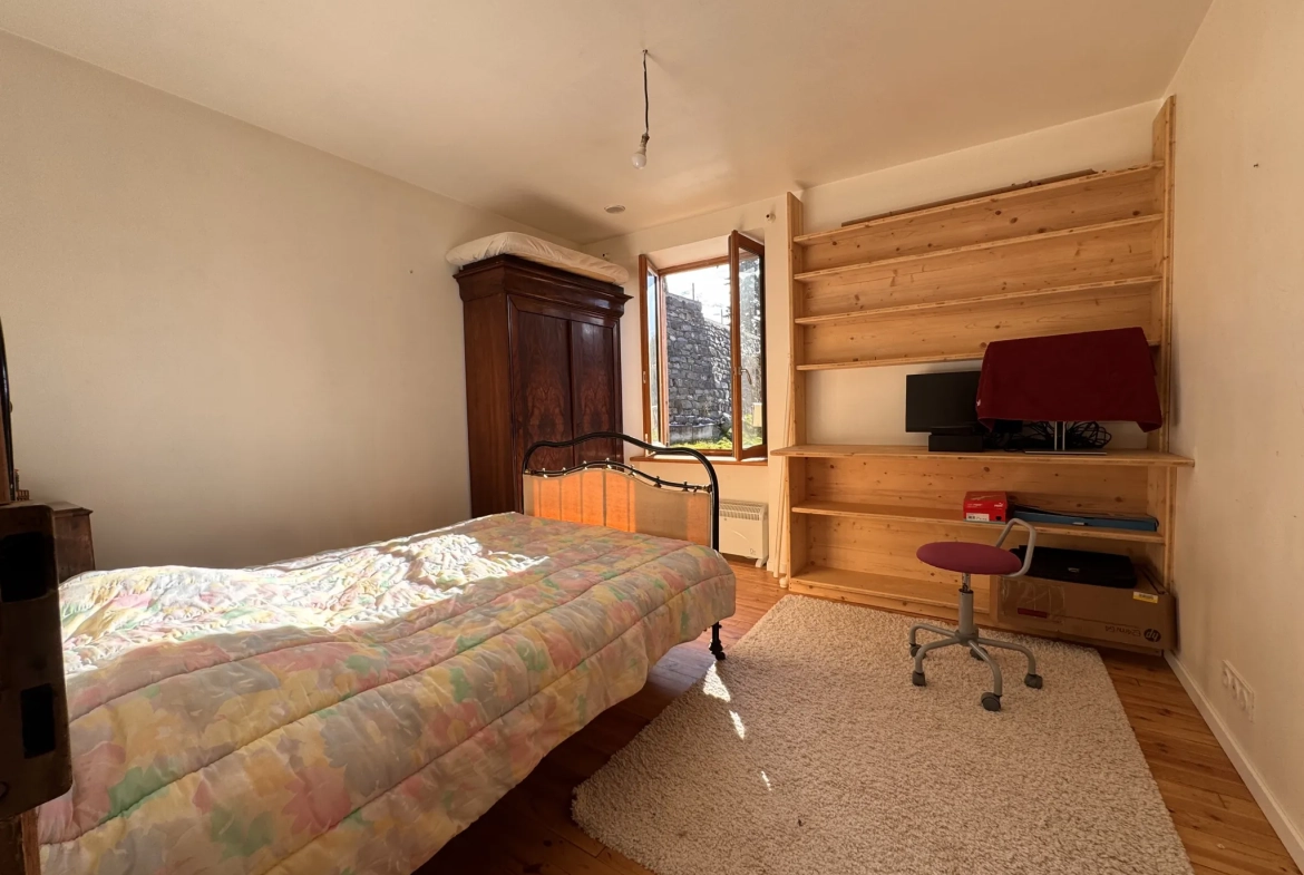 Maison à vendre à Allanche avec vue dégagée, terrain et potentiel d'aménagement 