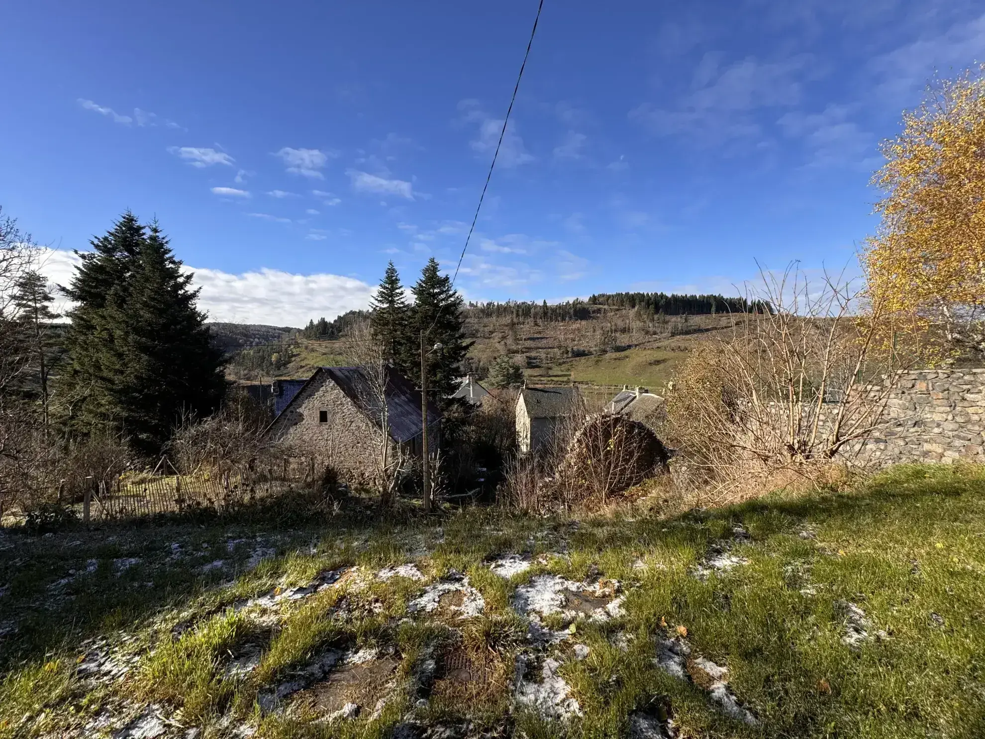 Maison à vendre à Allanche avec vue dégagée, terrain et potentiel d'aménagement 