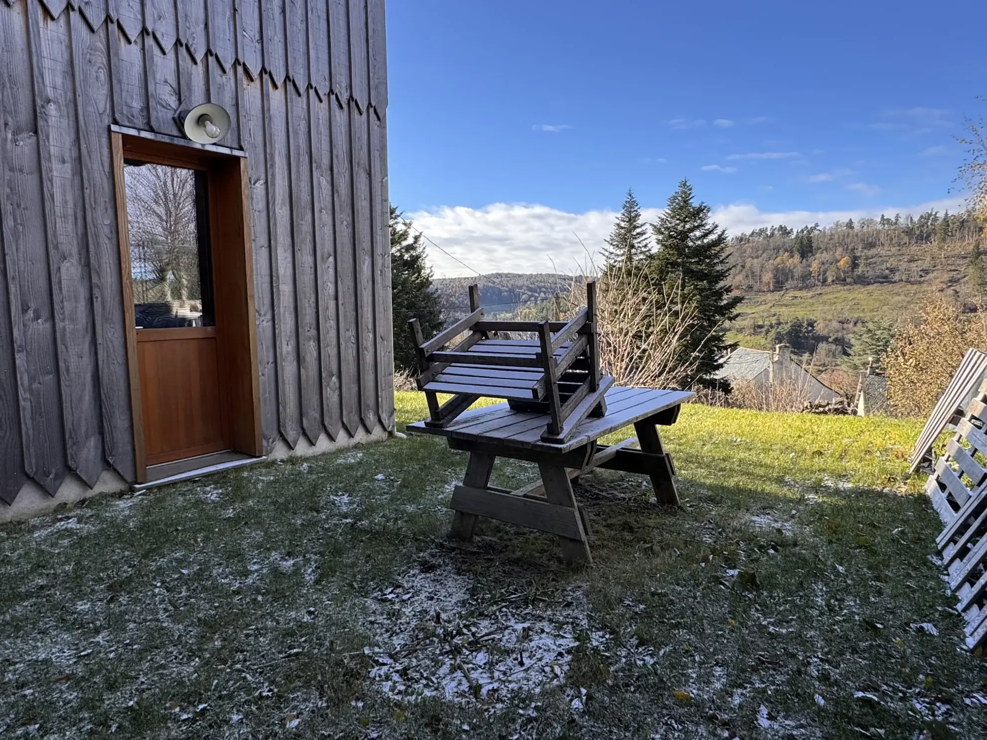 Maison à vendre à Allanche avec vue dégagée, terrain et potentiel d'aménagement 