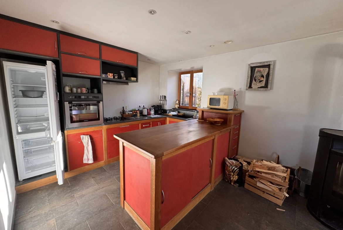 Maison à vendre à Allanche avec vue dégagée, terrain et potentiel d'aménagement 