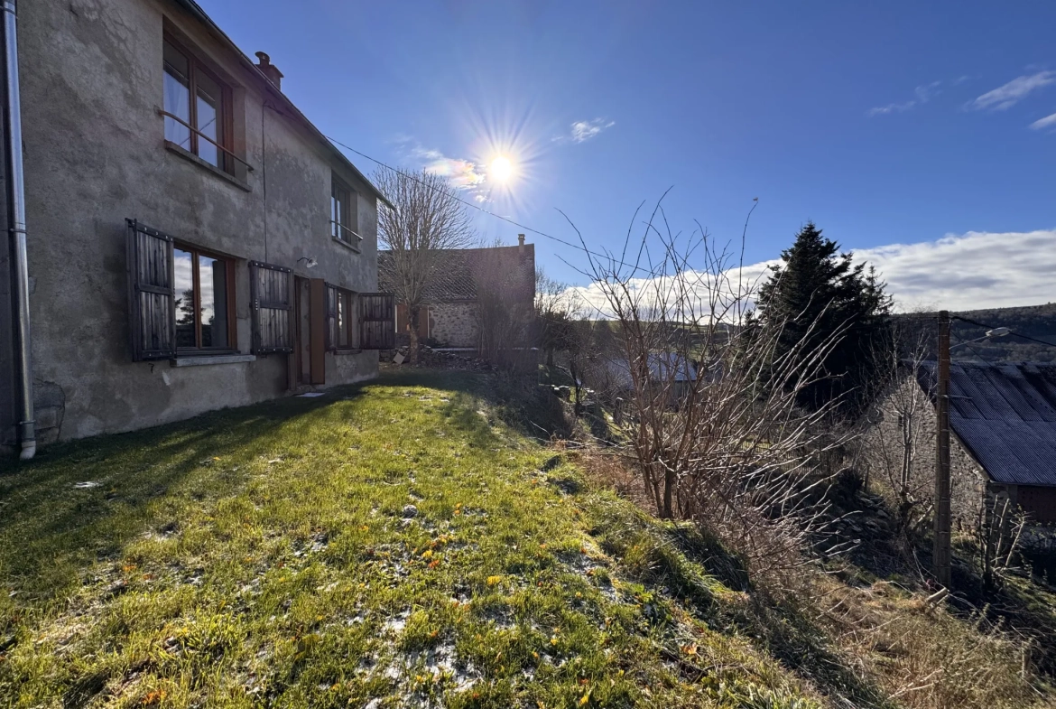 Maison à vendre à Allanche avec vue dégagée, terrain et potentiel d'aménagement 