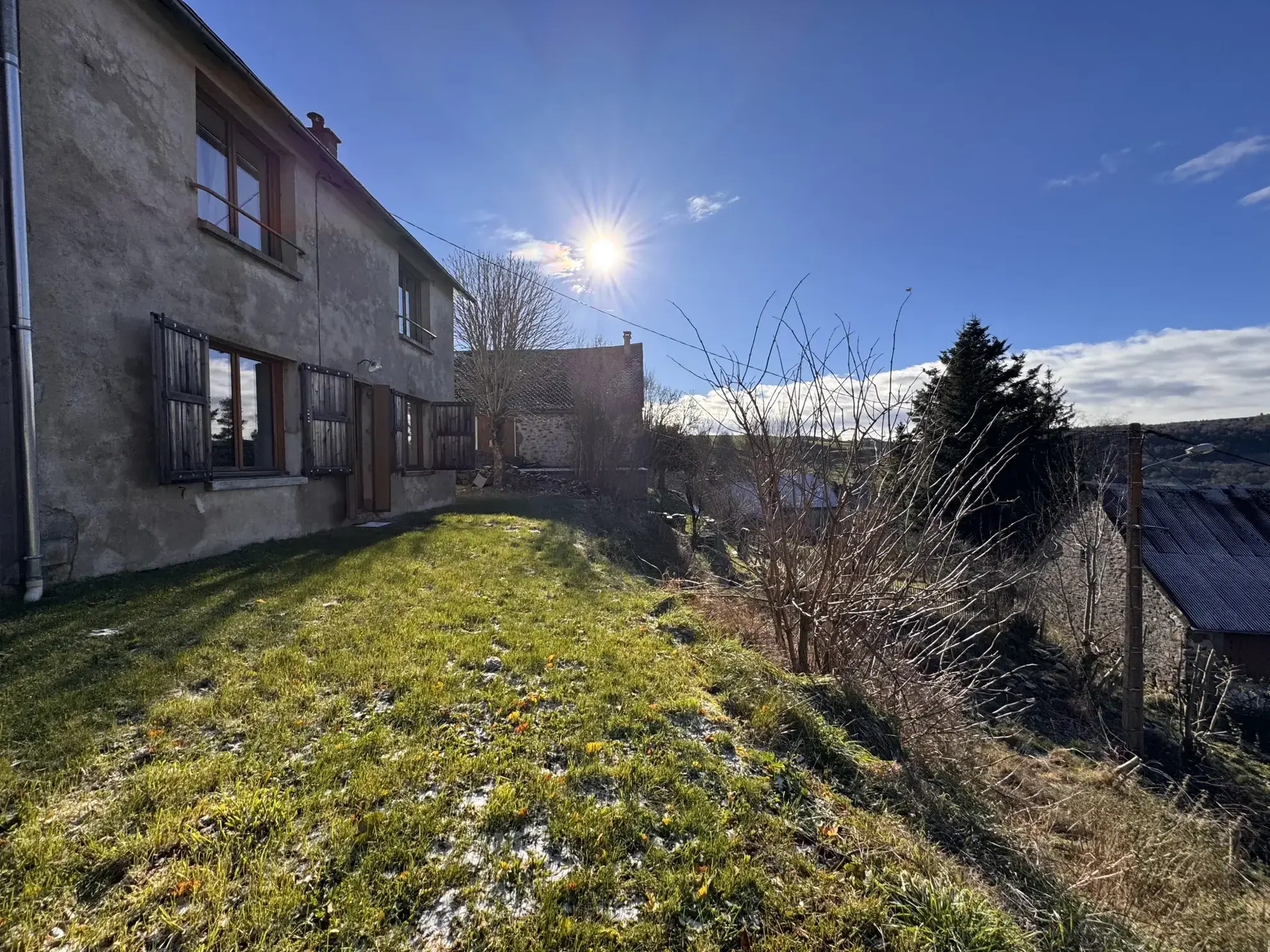 Maison à vendre à Allanche avec vue dégagée, terrain et potentiel d'aménagement 