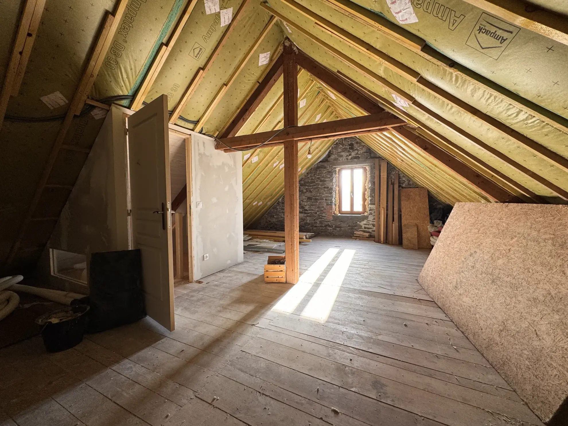 Maison à vendre à Allanche avec vue dégagée, terrain et potentiel d'aménagement 