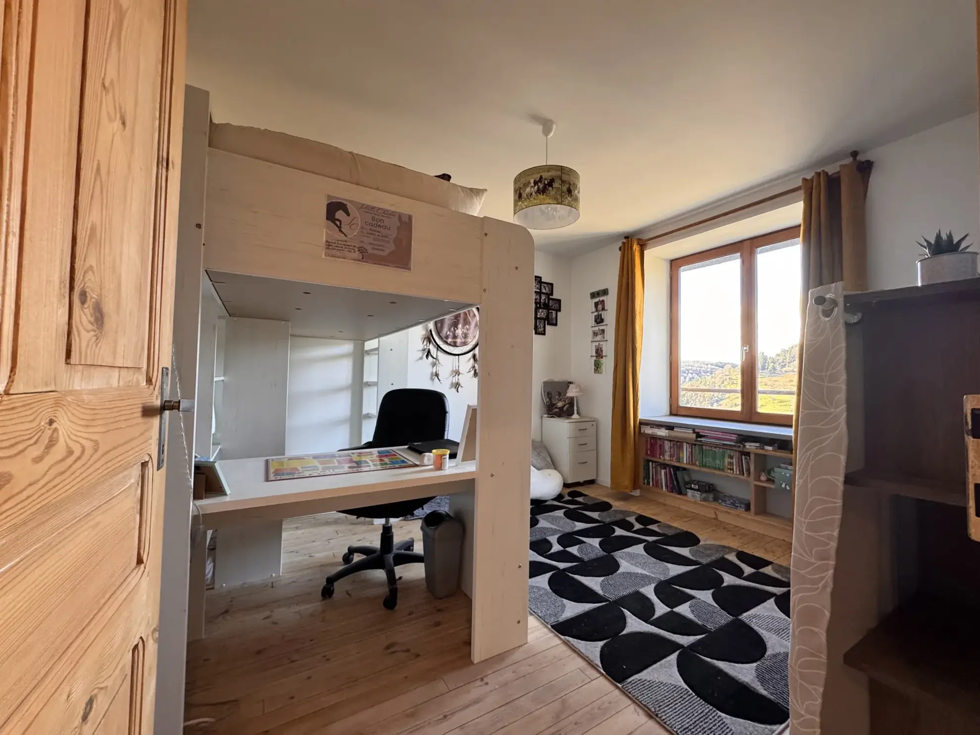 Maison à vendre à Allanche avec vue dégagée, terrain et potentiel d'aménagement 