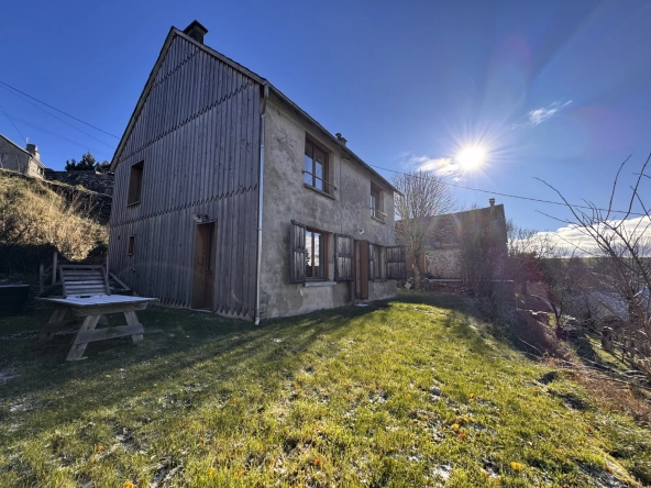 Maison à vendre à Allanche avec vue dégagée, terrain et potentiel d'aménagement