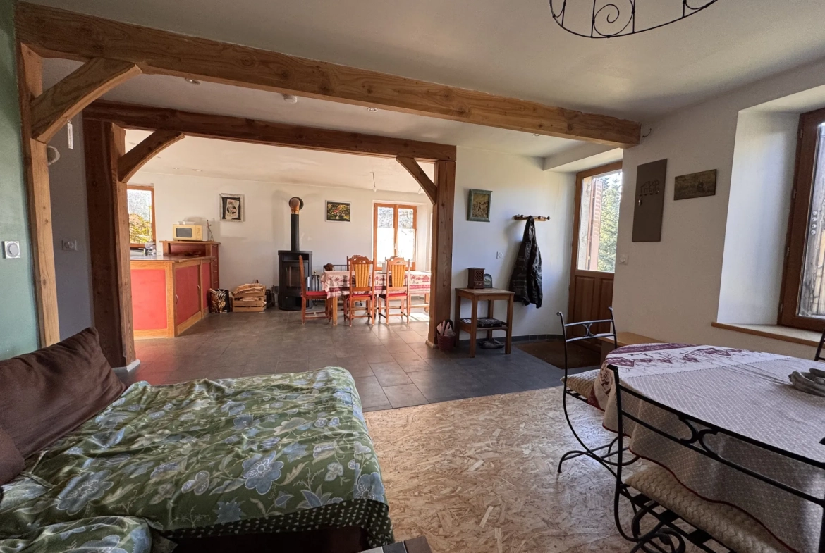 Maison à vendre à Allanche avec vue dégagée, terrain et potentiel d'aménagement 