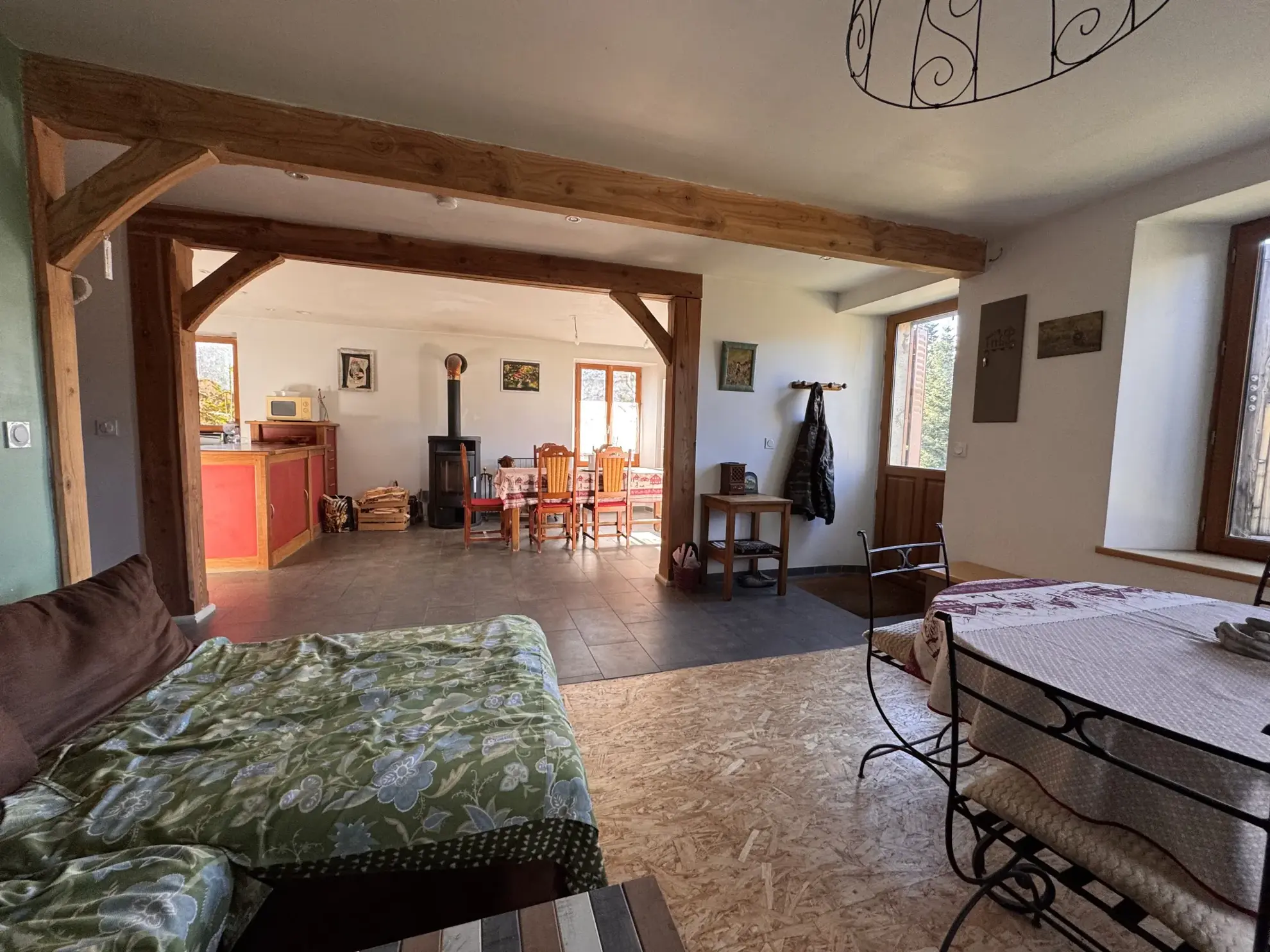 Maison à vendre à Allanche avec vue dégagée, terrain et potentiel d'aménagement 