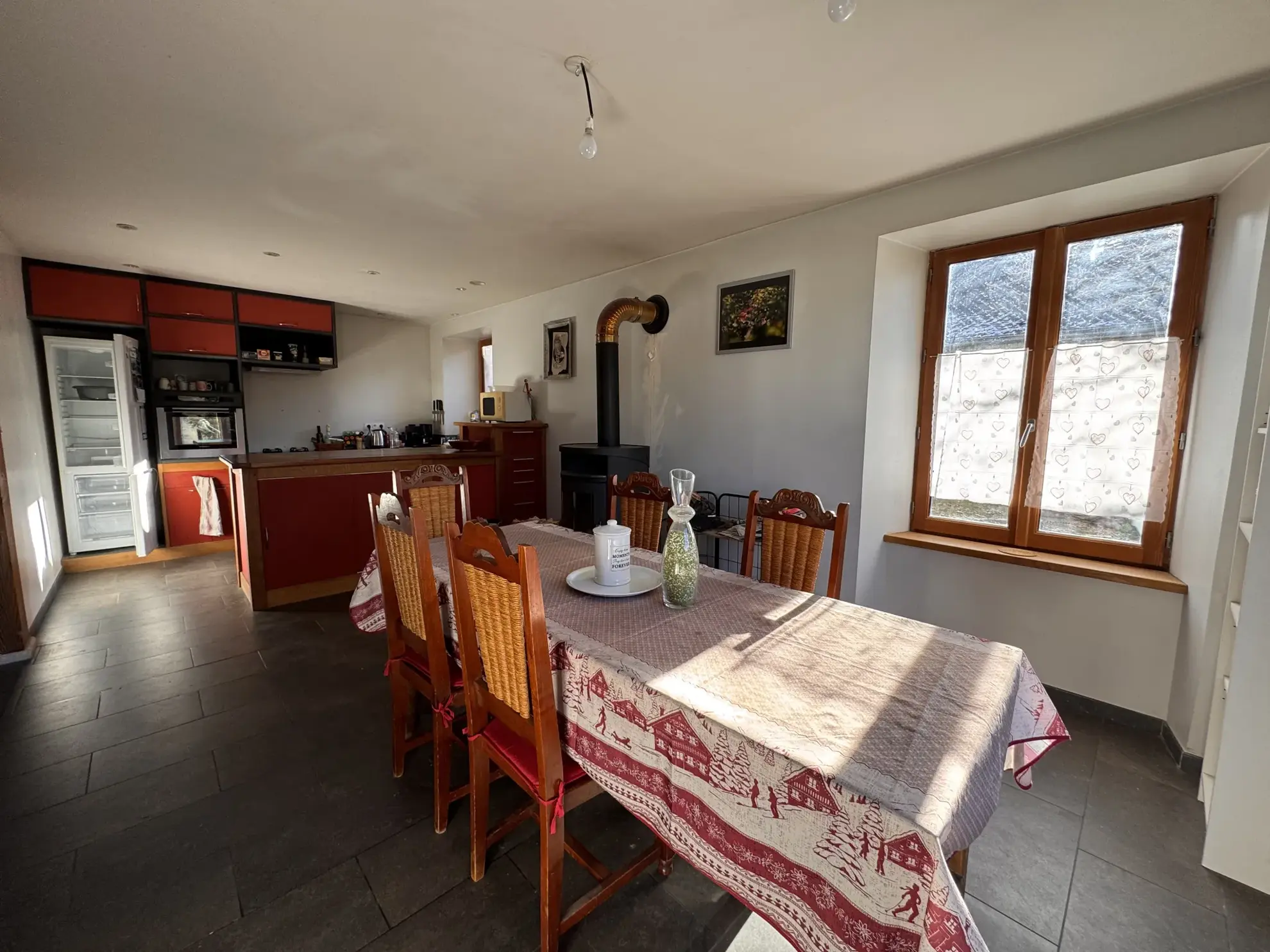 Maison à vendre à Allanche avec vue dégagée, terrain et potentiel d'aménagement 