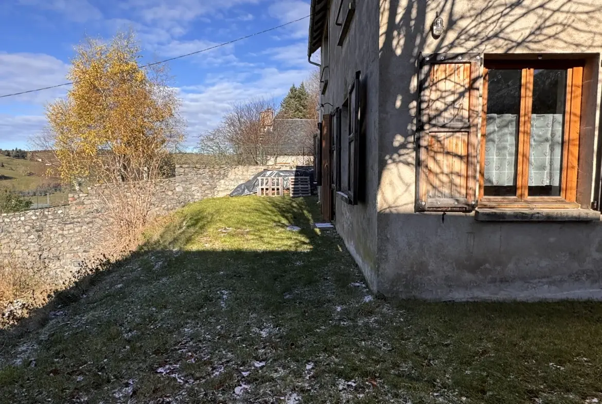 Maison à vendre à Allanche avec vue dégagée, terrain et potentiel d'aménagement 