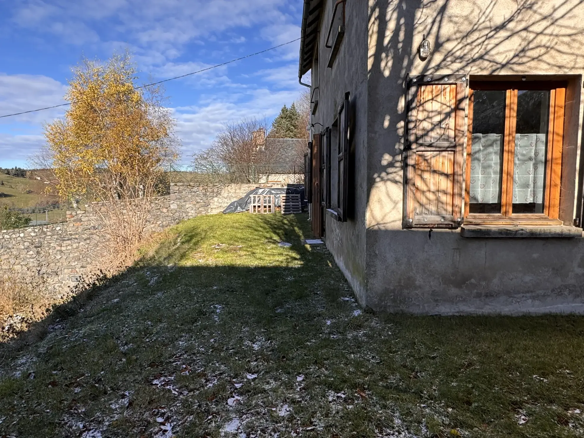 Maison à vendre à Allanche avec vue dégagée, terrain et potentiel d'aménagement 