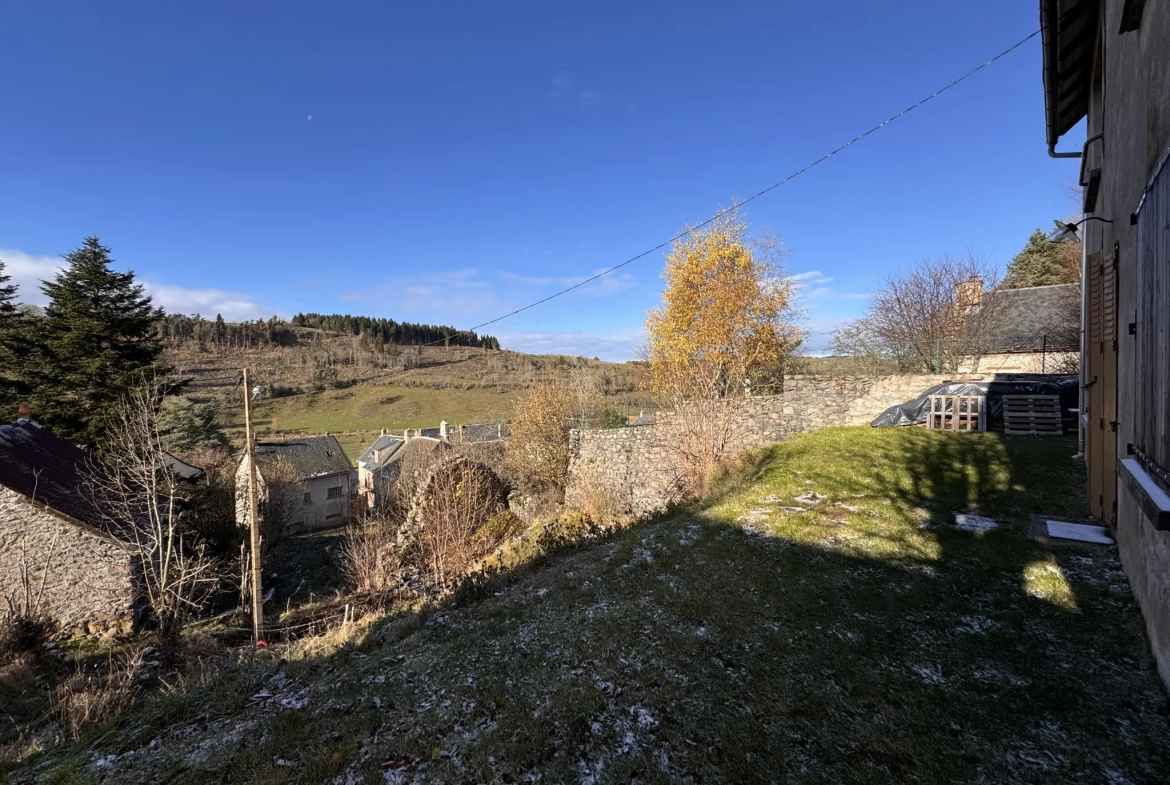 Maison à vendre à Allanche avec vue dégagée, terrain et potentiel d'aménagement 