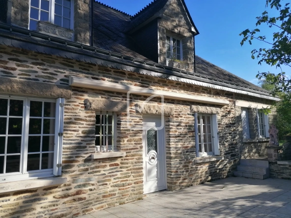 Charmante maison en pierre de 137 m² à La Chapelle Caro avec jardin et dépendance