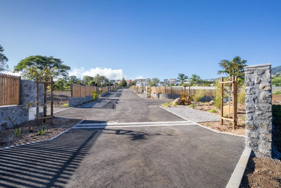 Terrain constructible à Beauséjour Sainte-Marie, 465 m² dans un lotissement sécurisé 