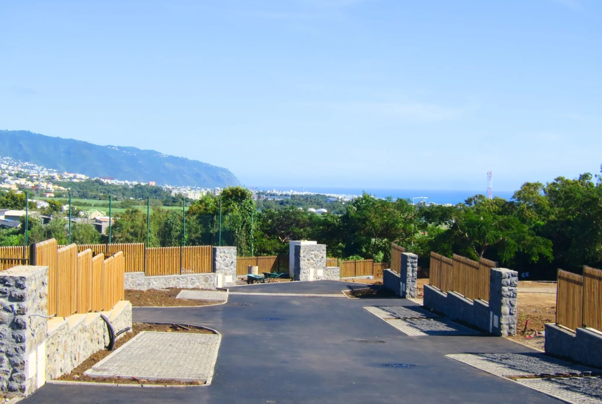 Terrain constructible à Beauséjour Sainte-Marie, 465 m² dans un lotissement sécurisé 