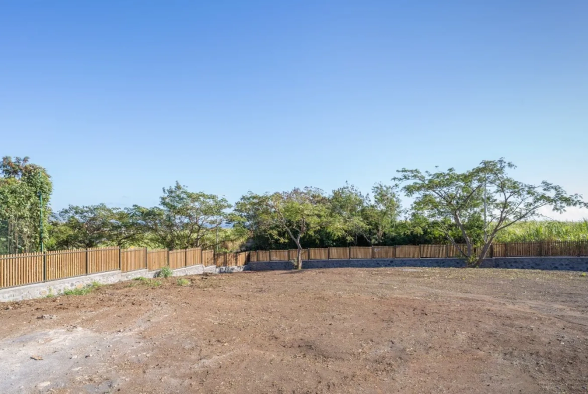 Terrain constructible à Beauséjour Sainte-Marie, 465 m² dans un lotissement sécurisé 