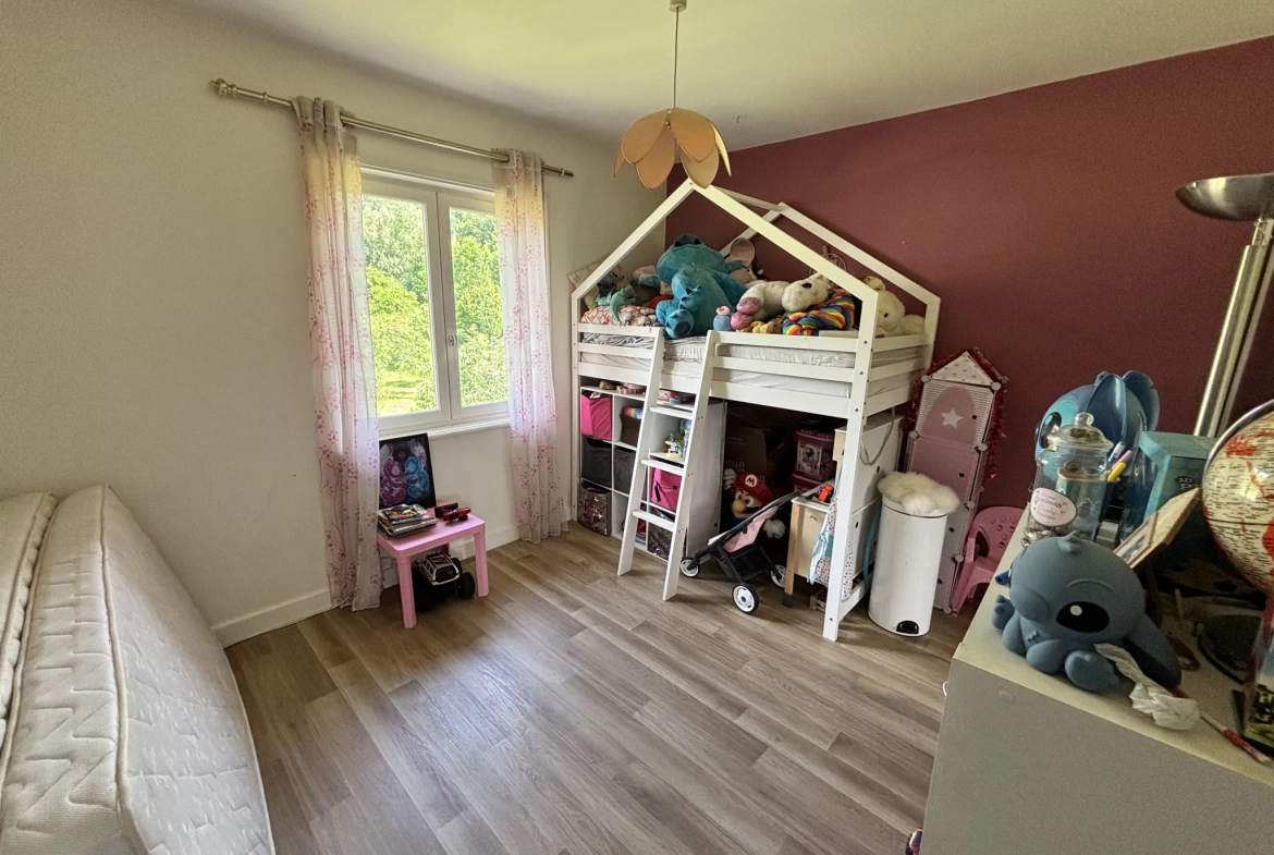 Maison familiale à Abrest de 138 m² avec garage, terrasse et potentiel d'aménagement 