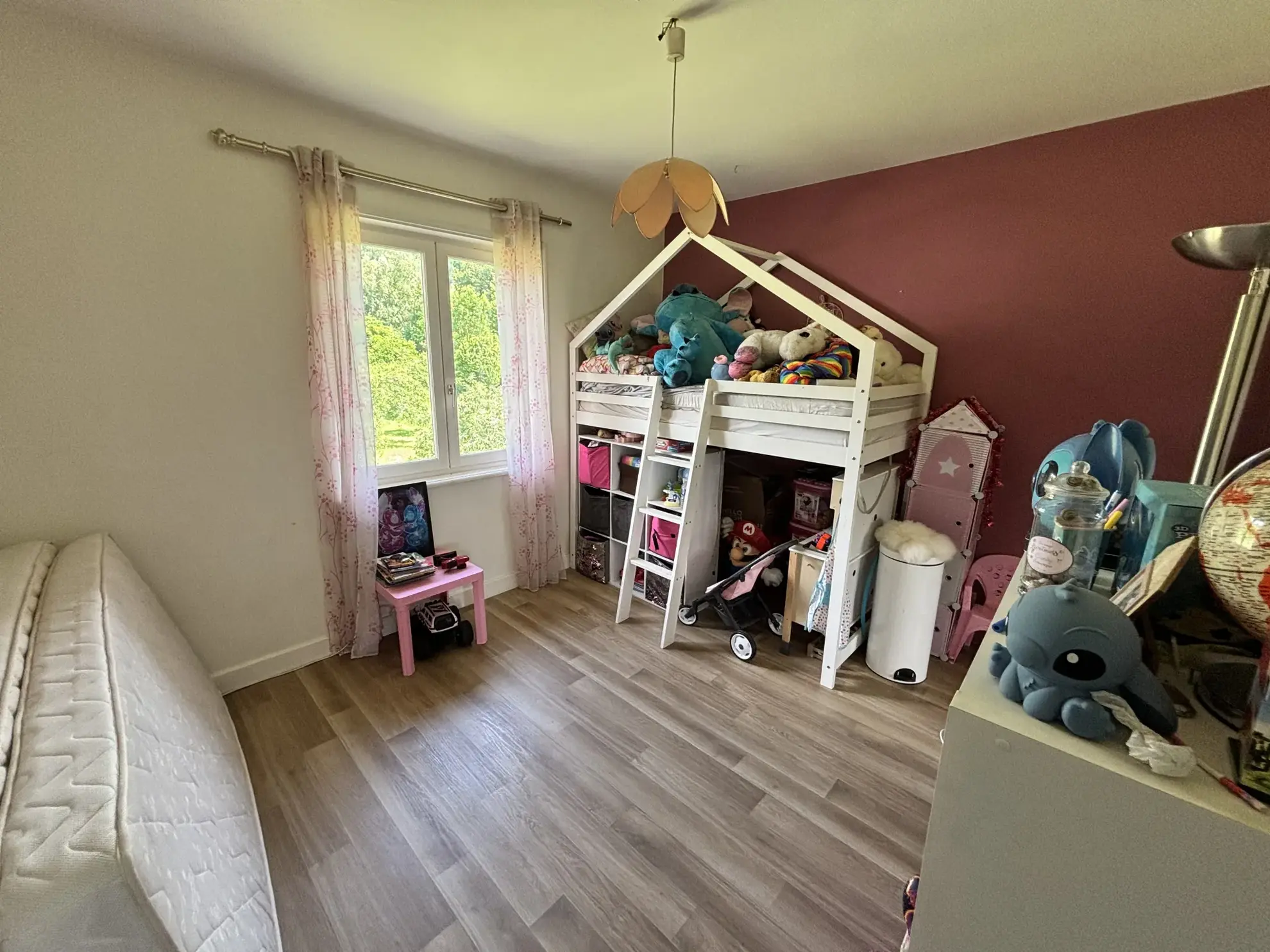 Maison familiale à Abrest de 138 m² avec garage, terrasse et potentiel d'aménagement 