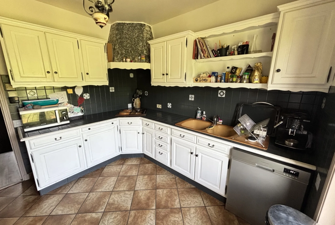 Maison familiale à Abrest de 138 m² avec garage, terrasse et potentiel d'aménagement 