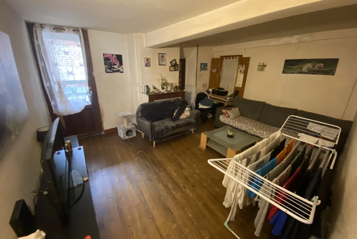 Maison de ville T3 de 73 m² avec cour et cave à La Réole 