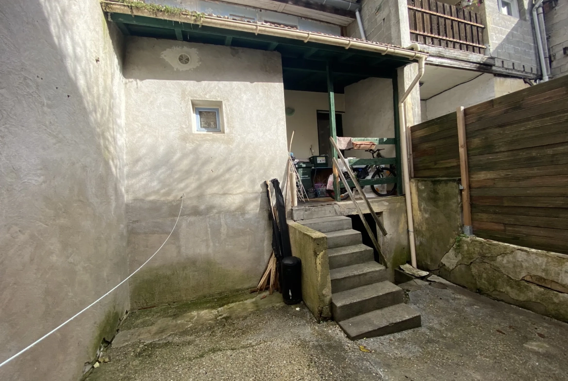 Maison de ville T3 de 73 m² avec cour et cave à La Réole 