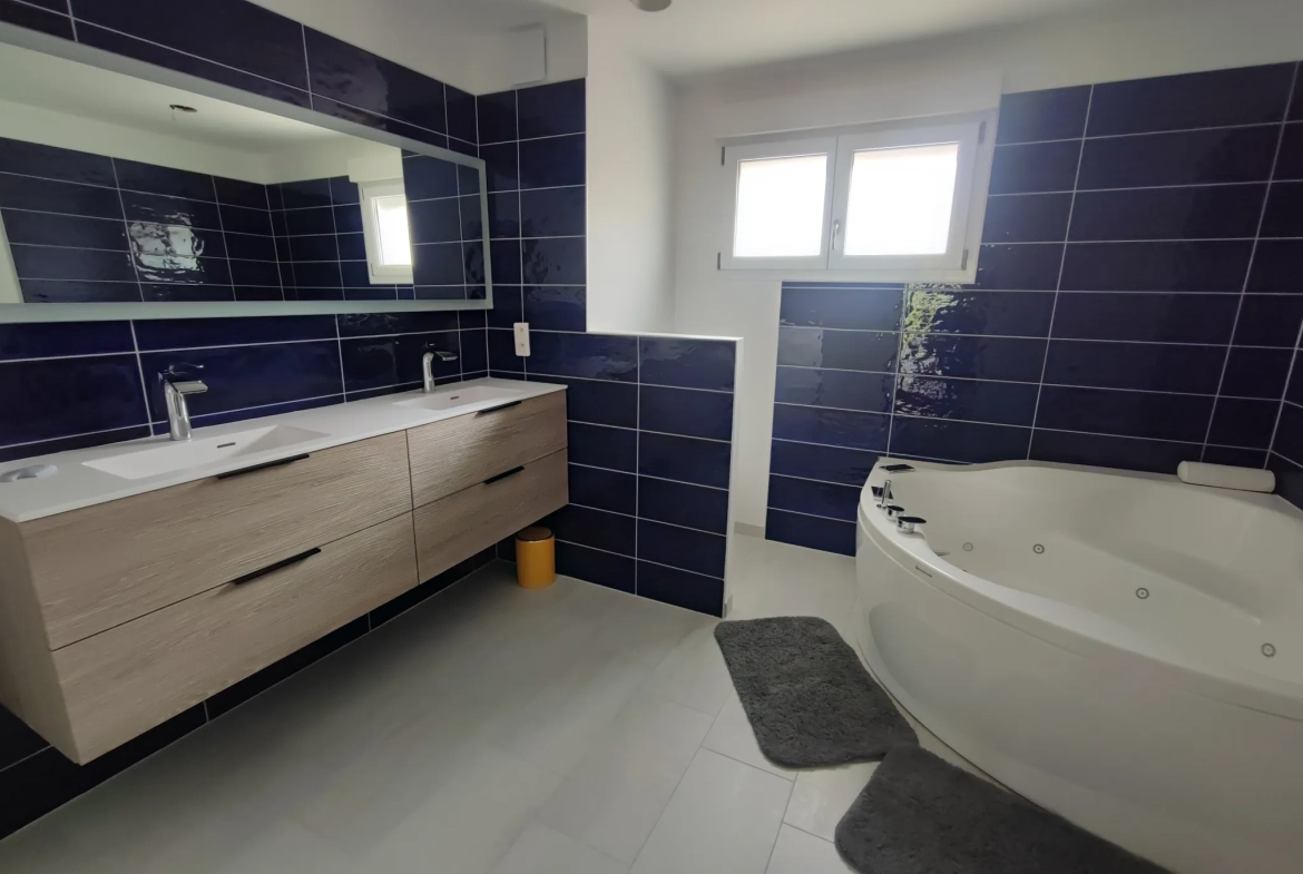 Maison de ville récente 210 m² avec terrain à Voujeaucourt 