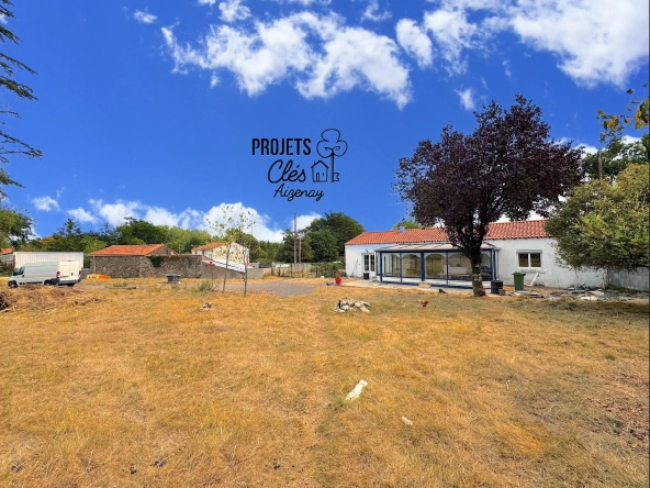 Maison de plain-pied avec véranda et grand terrain à Aizenay